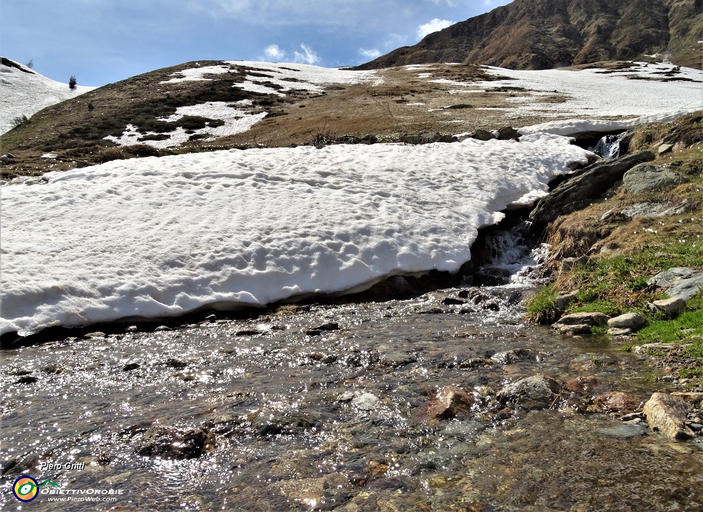 84 La neve se ne va sciolta in acqua  lontano fino al mare!.JPG